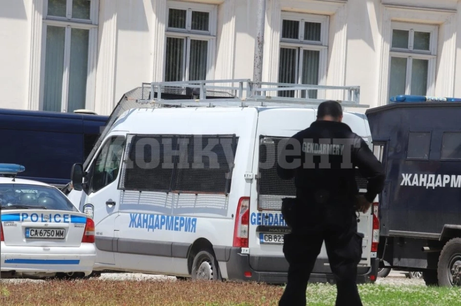 Данъчни с бусове и полиция щурмуваха борсата за плодове и зеленчуци в Първенец