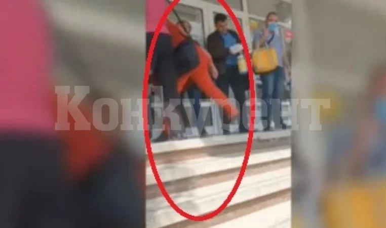 Бесен екшън в столичното РЗИ, лекари се бият с охраната заради ваксини