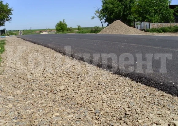 Ударно ремонтират пътя между селата Фурен и Лесура ВИДЕО