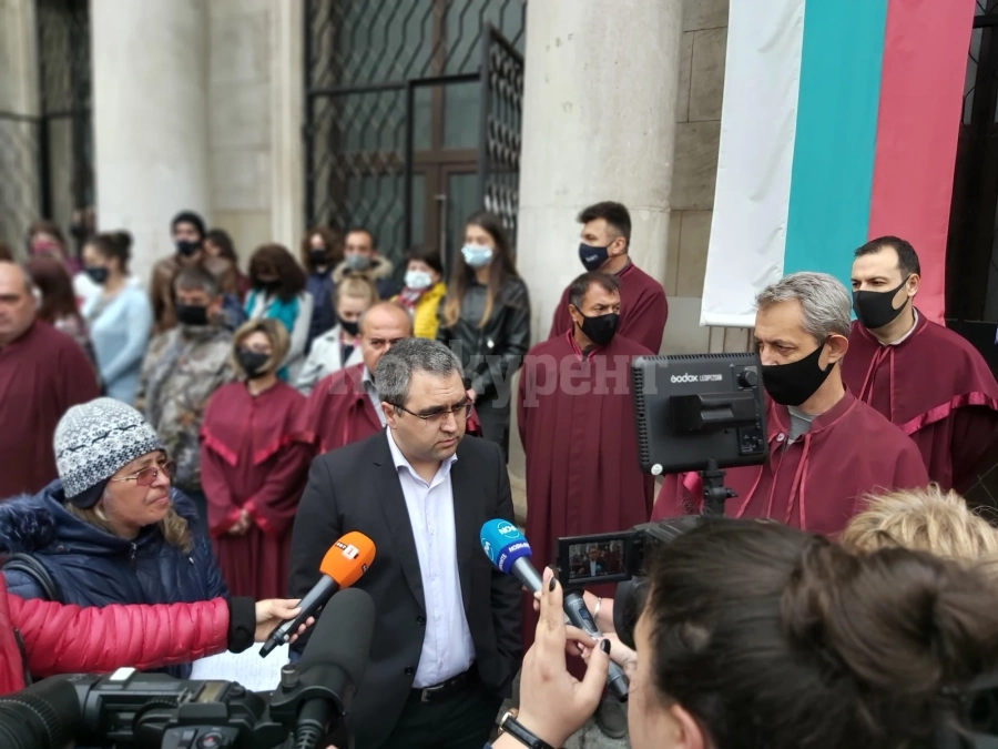 Прокурори излязоха да помълчат пред Съдебната палата СНИМКИ