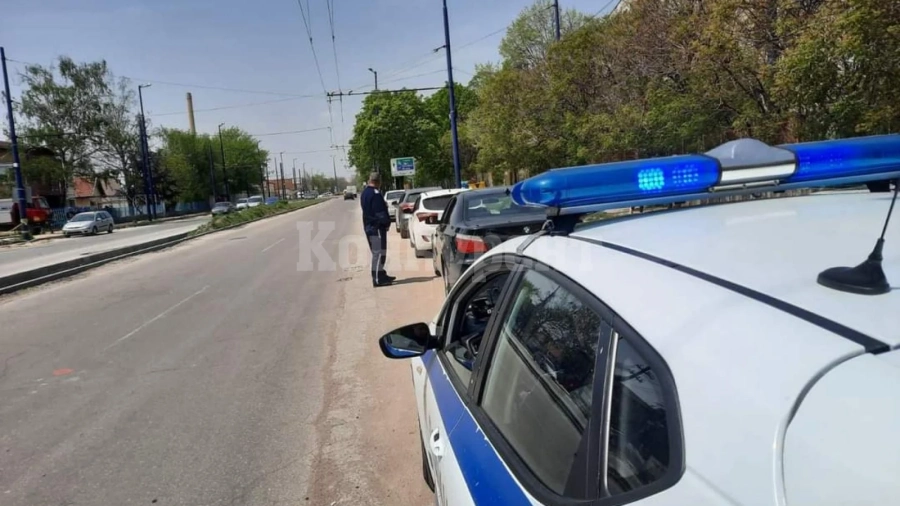 Глобяват абитуриенти за „висене“ през прозорците на колите
