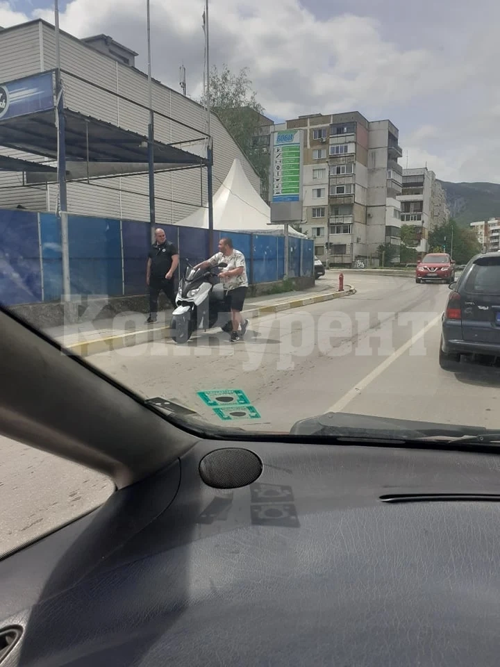 Извънредно! Линейка блъсна моторист във Враца СНИМКИ