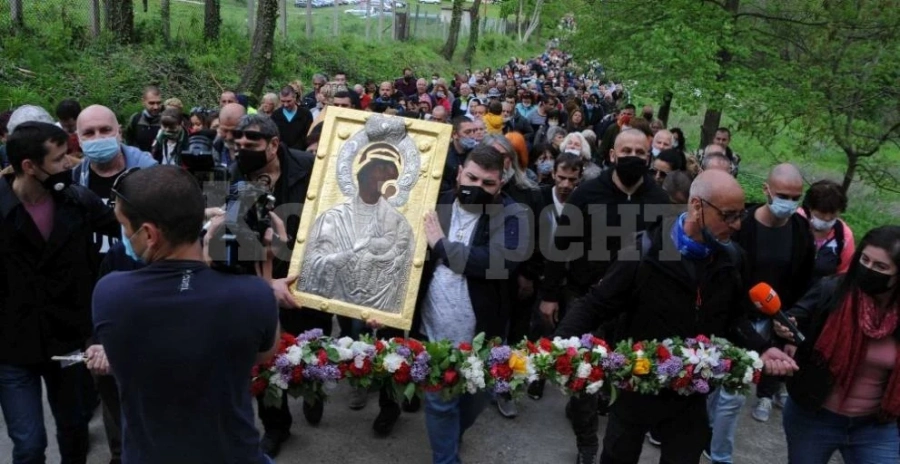 Стотици се поклониха пред образа на Света Богородица в Бачковския манастир