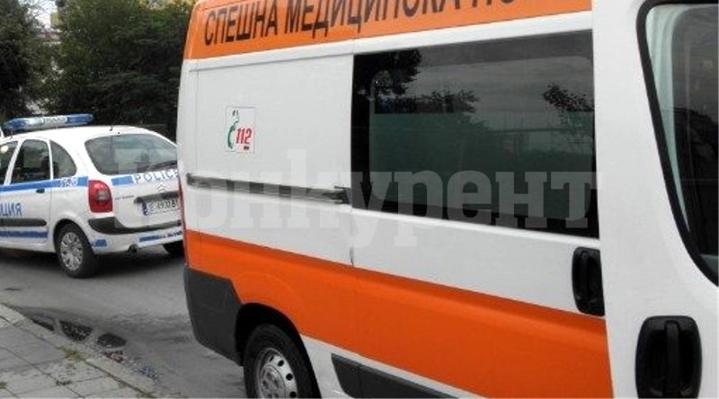 Мъж заби „Фиат“ в дърво и спортна зала във Враца, жена от Лозен е в болница