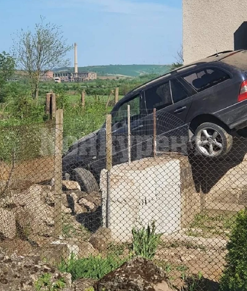 Кола се заби в двор на къща във Врачанско