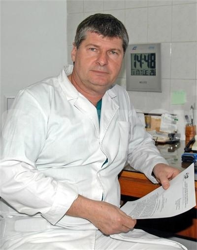 Проф. Иван Гаврилов дари икона на училището в Чипровци