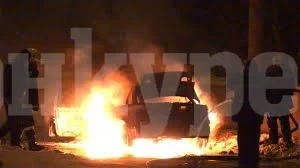 „Рено“ изгоря като факла във Видин, огнеборците спасиха 3 сгради в близост