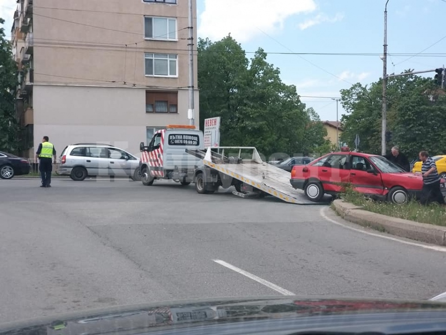 Катастрофа между две коли затрудни движението на възлово кръстовище във Враца