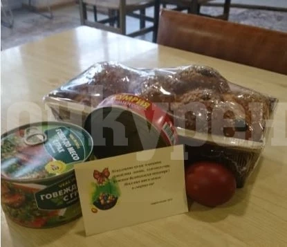 Община Мездра зарадва потребителите на социалната услуга „Топъл обяд“ с великденски пакети