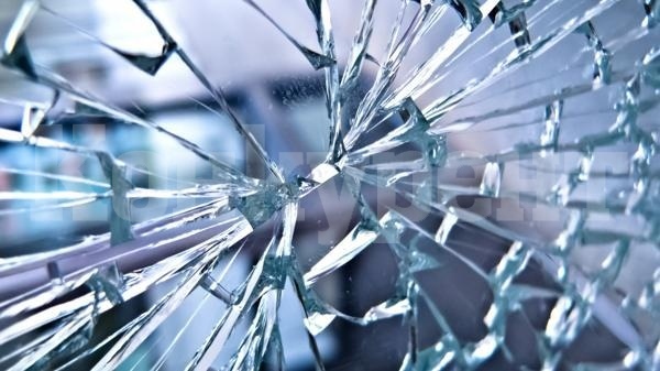 Издирват злосторник, счупил стъкло на къща във Врачанско