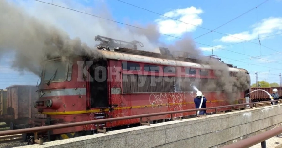 Късо съединение подпали локомотив