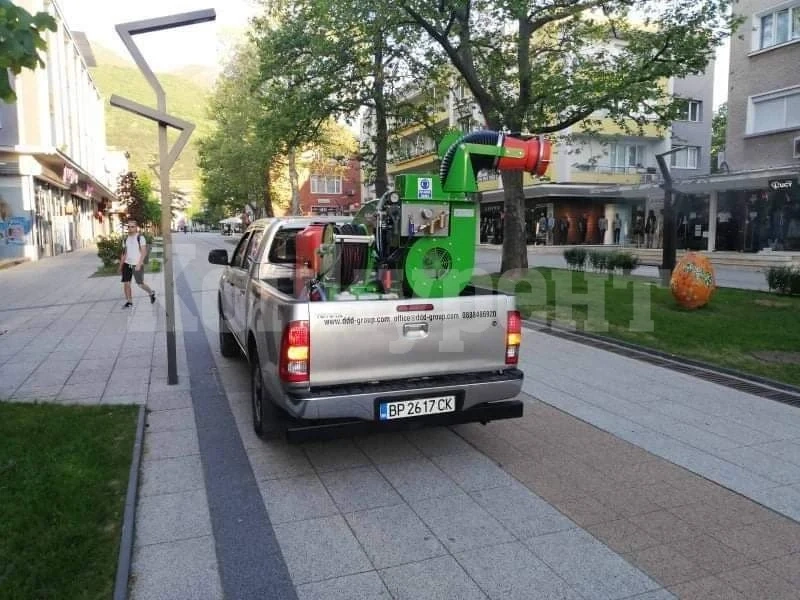 Започна обработката на тревните площи във Враца