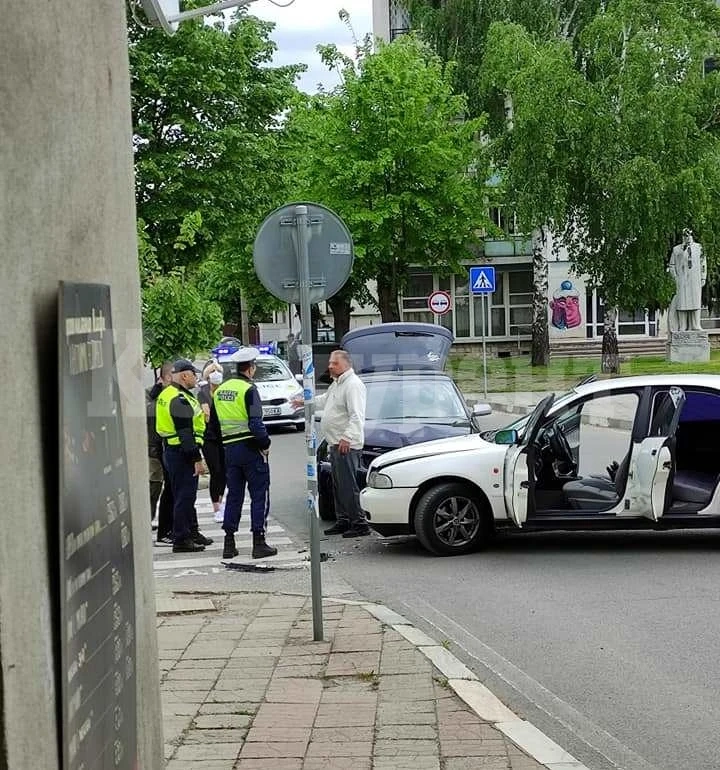 Две коли се удариха на кръстовище в Берковица СНИМКИ