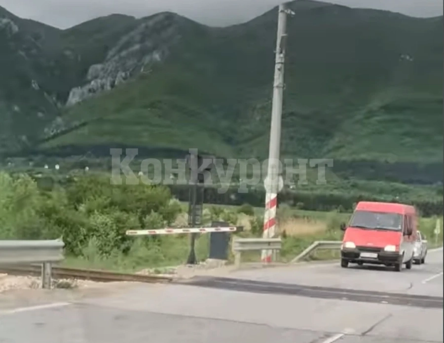 Бариерата на жп прелез край Враца е изкривена СНИМКИ