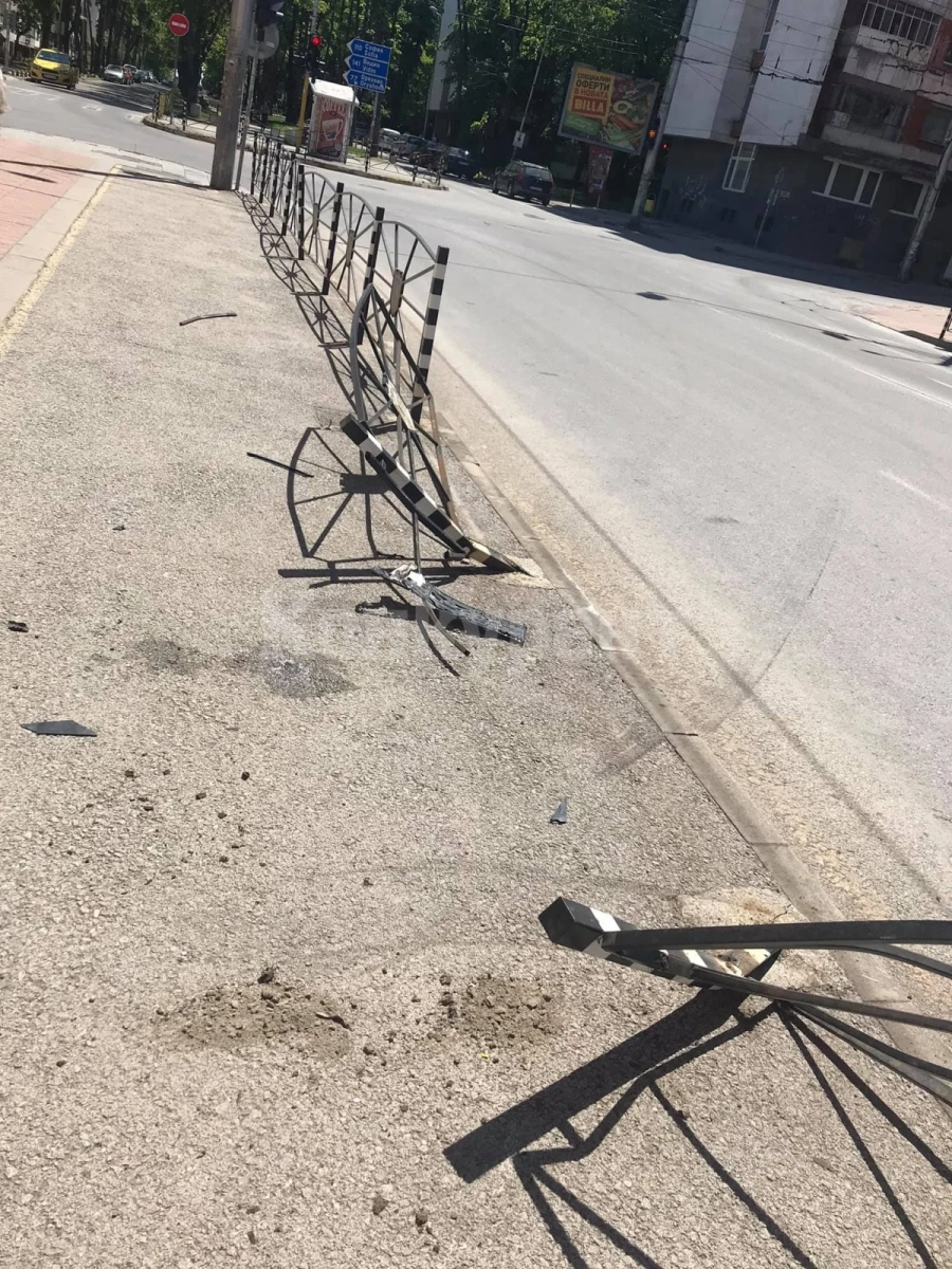 В сърцето на Враца! Дрифтаджия връхлетя с БМВ-то си на тротоар, по чудо няма жертви СНИМКИ