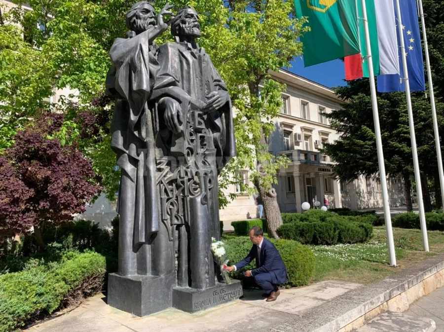 Кметът на Враца поднесе цветя пред паметника на Светите братя Кирил и Методий