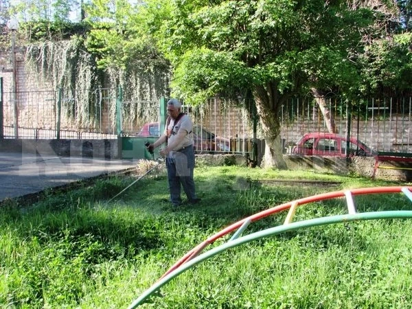 Започна косенето на тревните площи в Белоградчик СНИМКИ