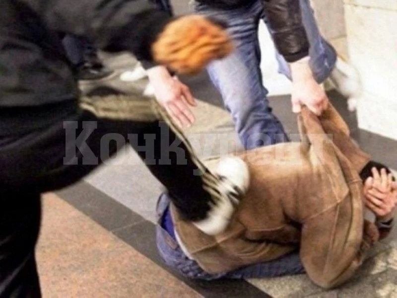 Заради пари! Пребиха като куче мъж от Бяла Слатина в дома му