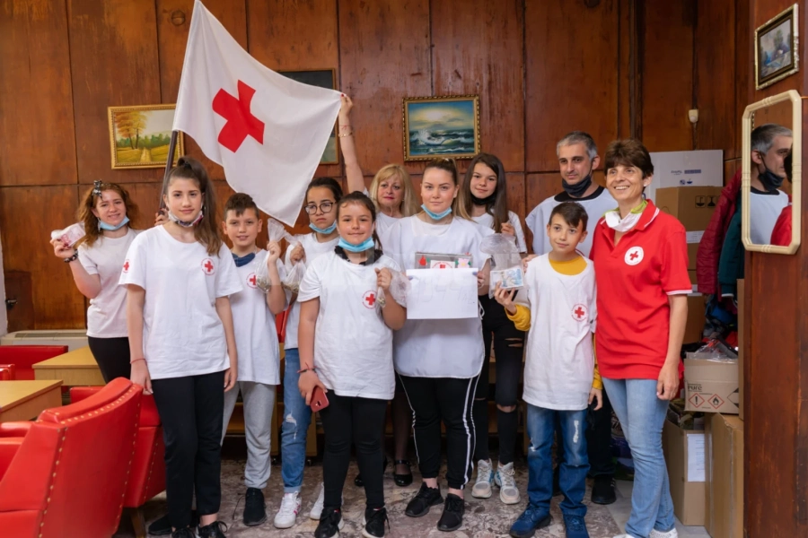Похвално! Млади червенокръстци събраха средства в подкрепа на абитуриенти без родители