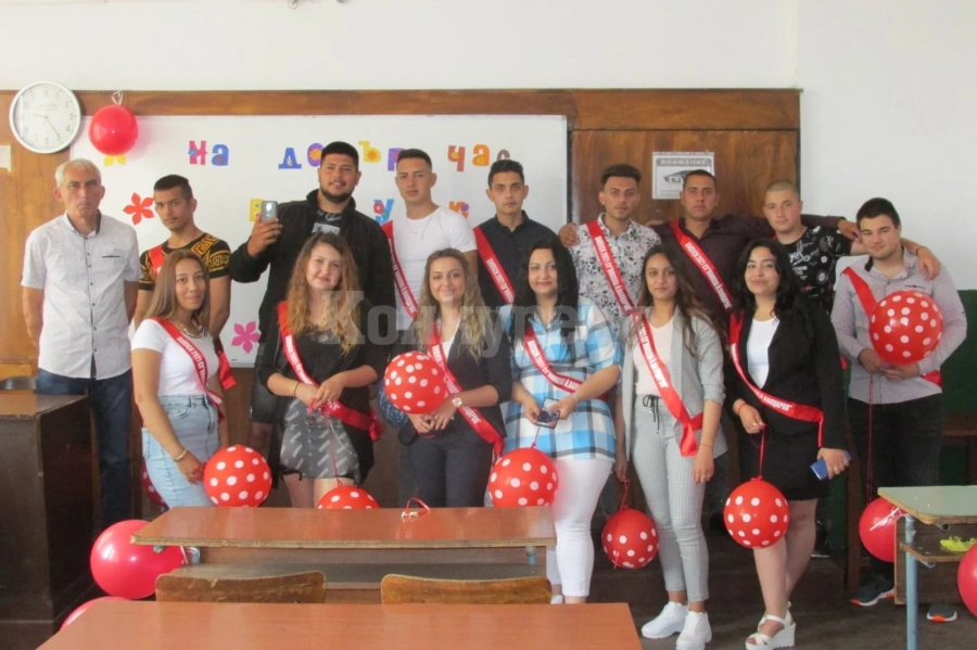 Изпратиха с музика, димна завеса и сълзи випуск 2021 в Ружинци СНИМКИ