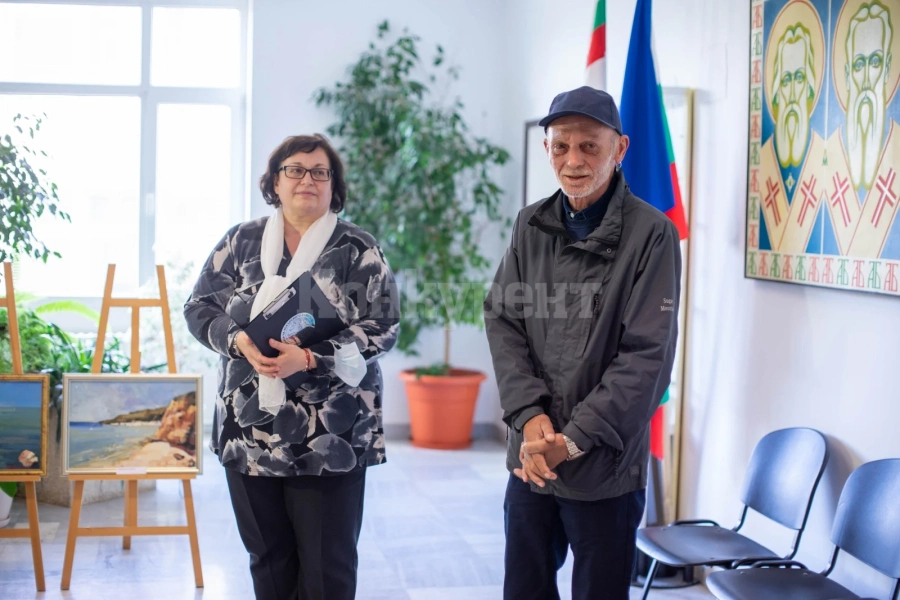 Варненският художник Явор Витанов подреди самостоятелна изложба живопис в Мездра СНИМКИ