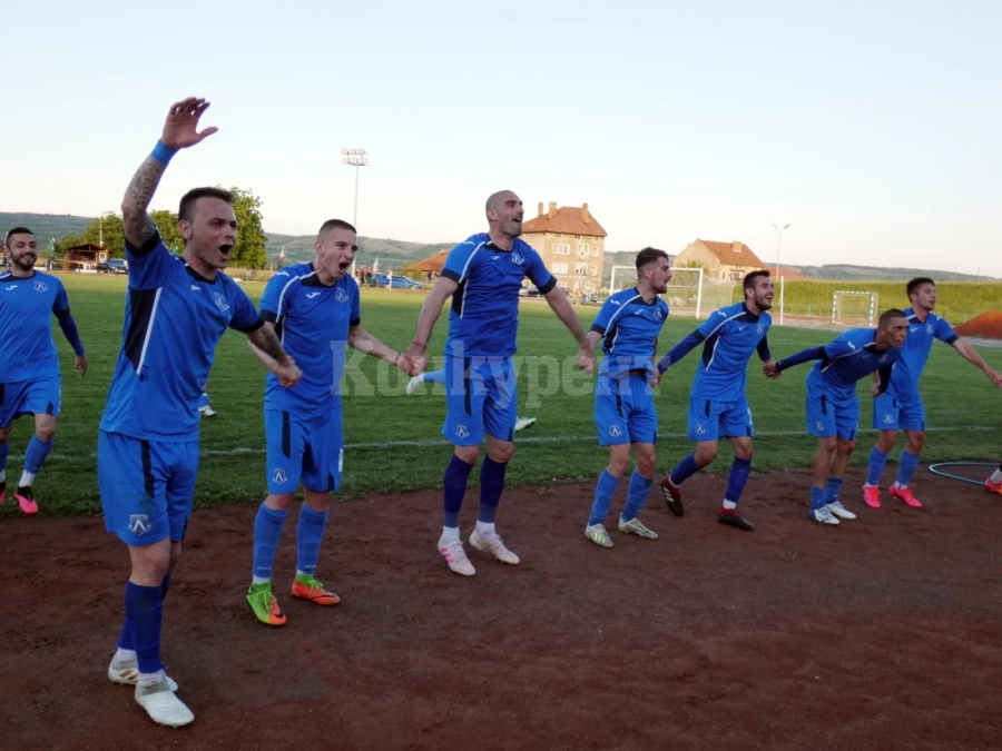 Емил Костадинов връчва купата в Лом