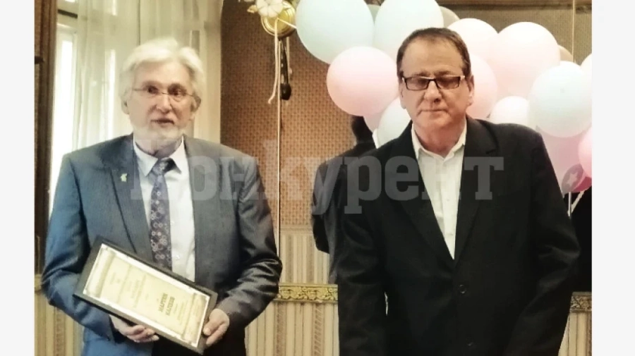 Наградиха писателя Мартен Калеев