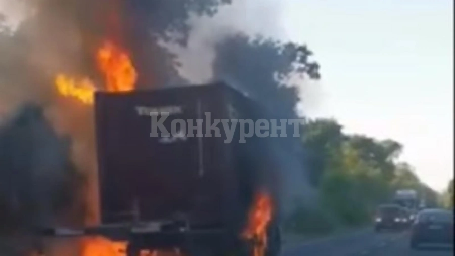 Камион се запали в движение край Варна