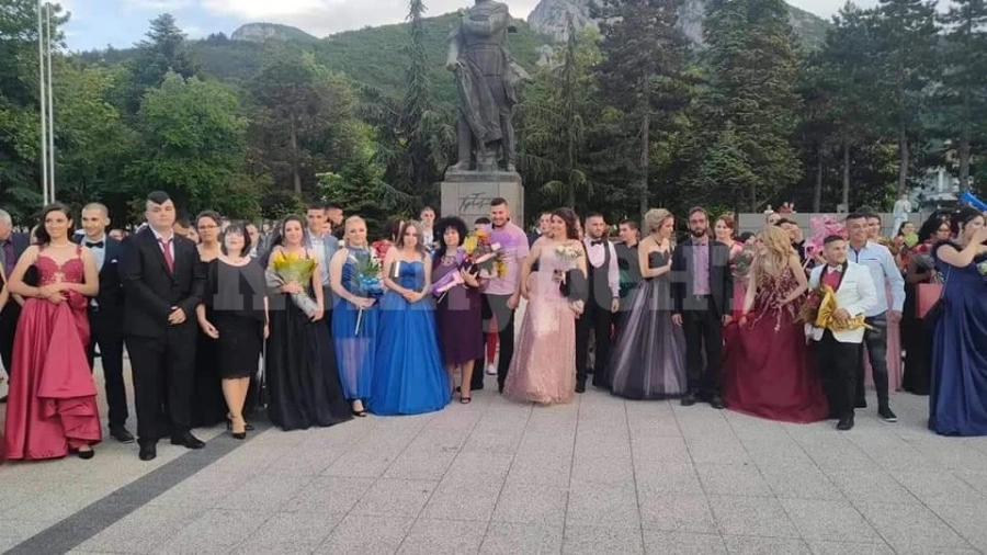Абитуриентите на ПГТР - Враца откриха сезона СНИМКИ