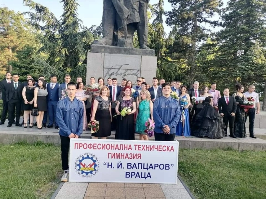 Баловете продължават, днес дефилираха абитуриентите от ПТГ-Враца