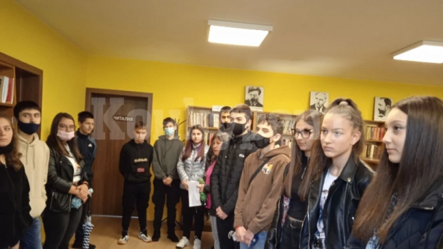 Ученици от Мездра четоха верижно в библиотеката