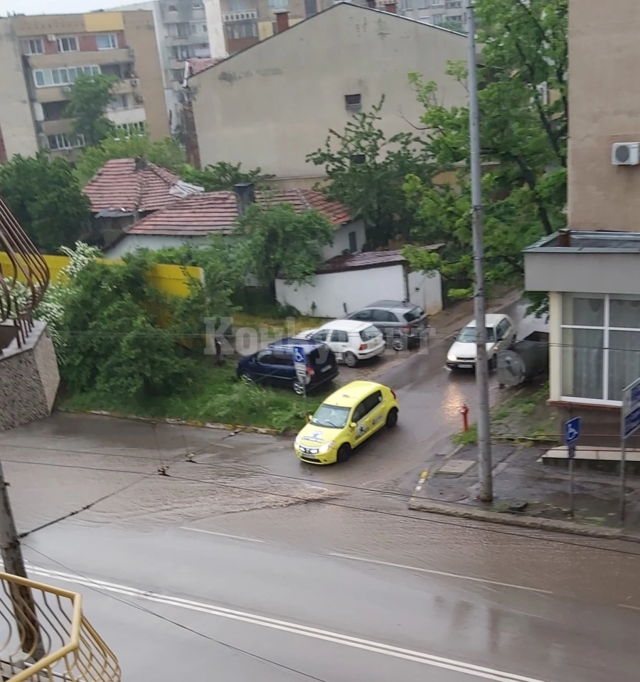 Стихия се стовари над Враца, гръмотевици и светкавици раздраха небето, а дъждът...