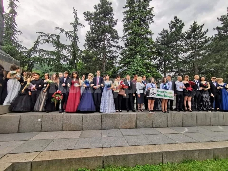 Абитуриентите на СУ „Никола Войводов“ дефилираха във Враца