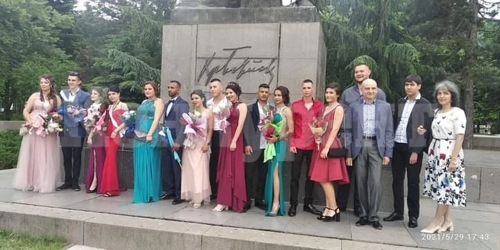 Абитуриенти от Криводол дефилираха по врачанските улици