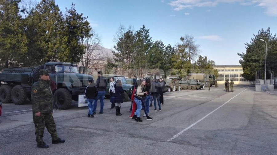 Военното формирование във Враца ще показва на децата въоръжение и бойна техника