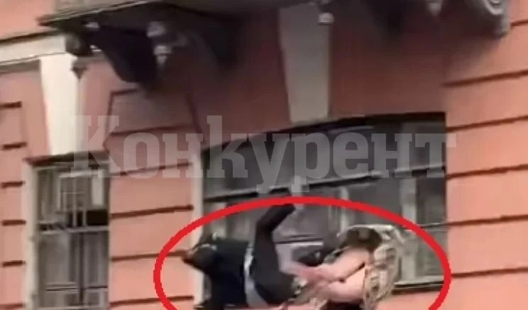 Пълен абсурд! Мъж и жена се млатиха на балкон, накрая и двамата паднаха от него ВИДЕО