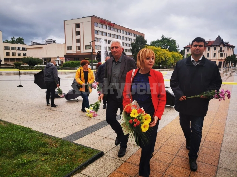 Манолова поднесе цветя пред паметника на Ботев