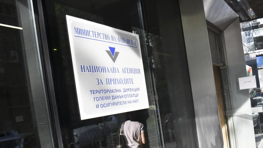 Данъчните погват хиляди фирми заради много кеш в касите