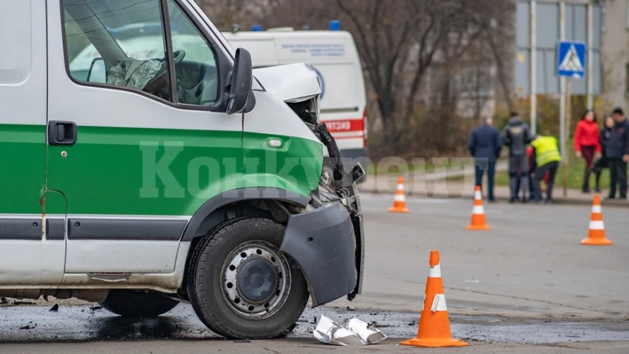 Трима пострадаха при катастрофа между автобус, микробус и камион