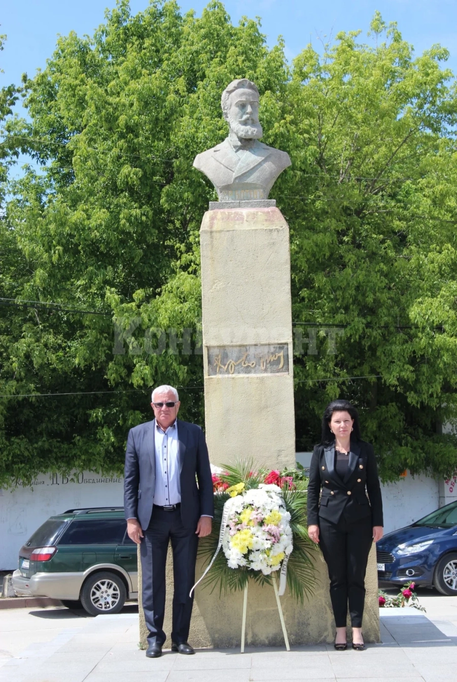 С поднасяне на венци и вой на сирени Козлодуй се поклони пред подвига на Ботев