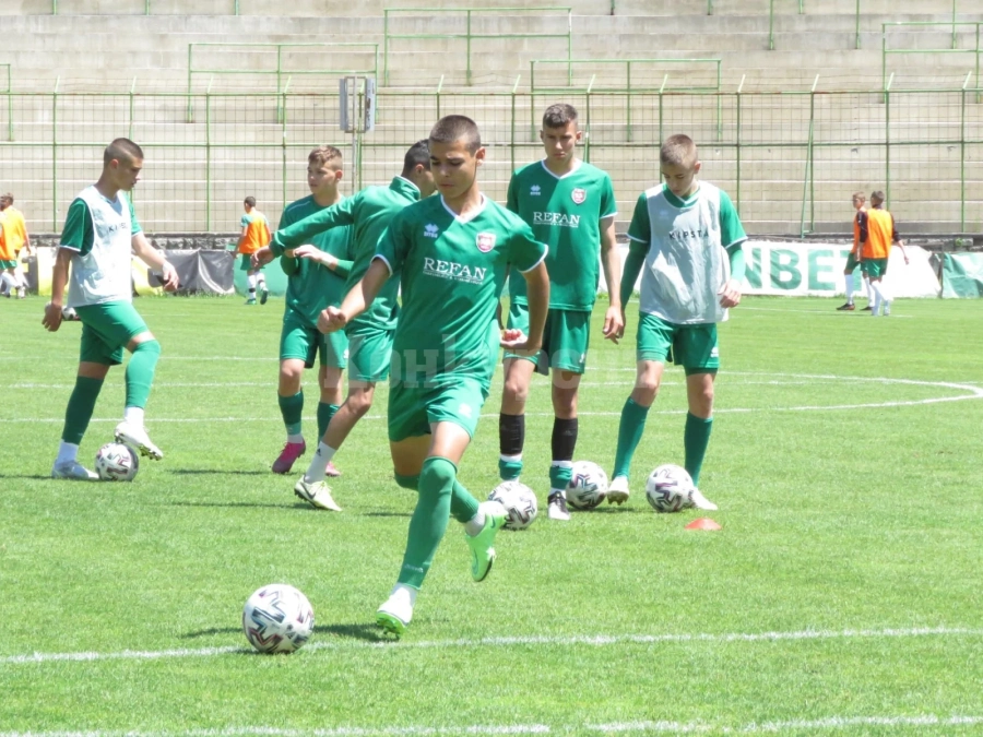 Нарядът за мача на Ботев /Вр/ при U15 в София