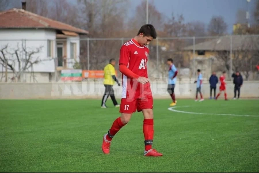 Кадър на Ботев /Вр/ смени отбора, но фланелката пак е червена