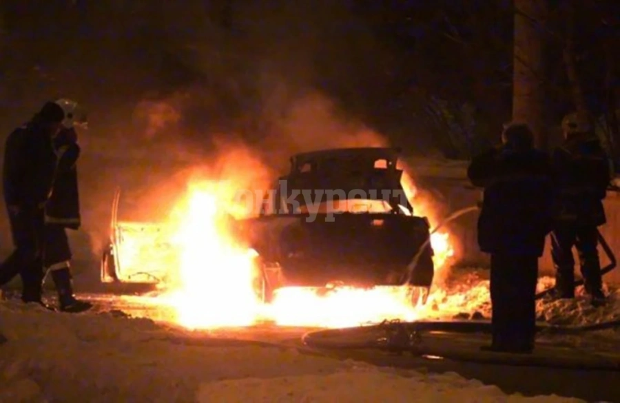 Два автомобила горяха в Мездра тази нощ