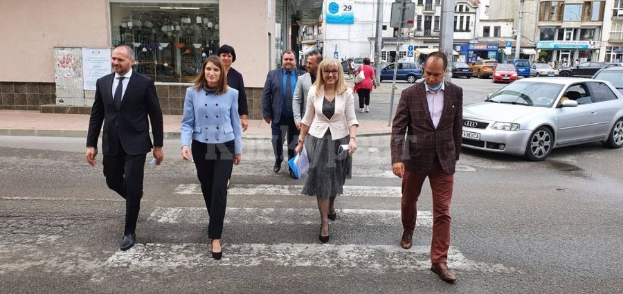 Коалиция ГЕРБ-СДС се регистрира в РИК-Враца за парламентарните избори СНИМКИ