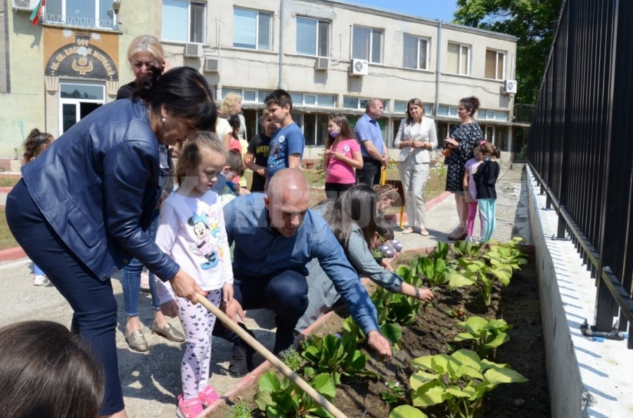 Хиляди нови цветя грейнаха в паркове, жилищни квартали, дворове на детски градини и училища