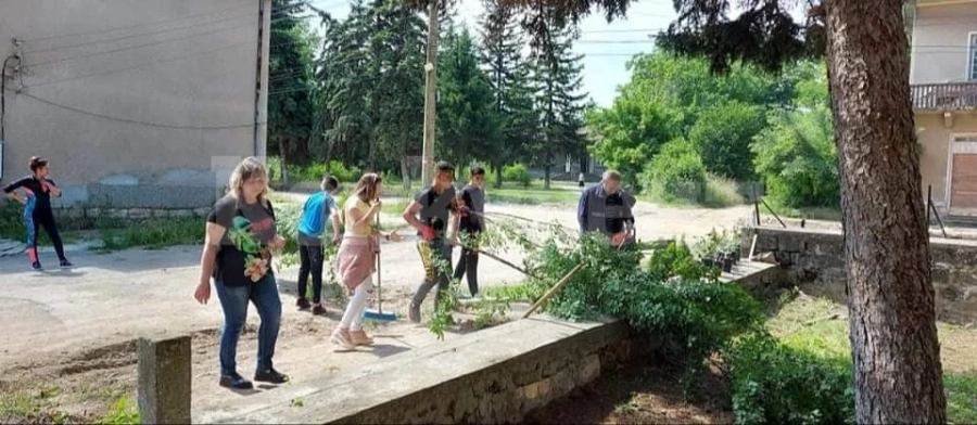 Малки еколози разкрасяват Михайлово