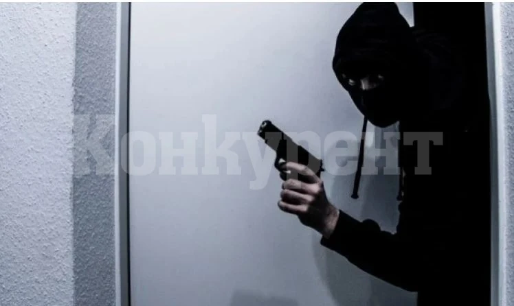 Маскирани нахлуха в магазин на пъпа на Варна, опряха патлак в главата на продавача и...