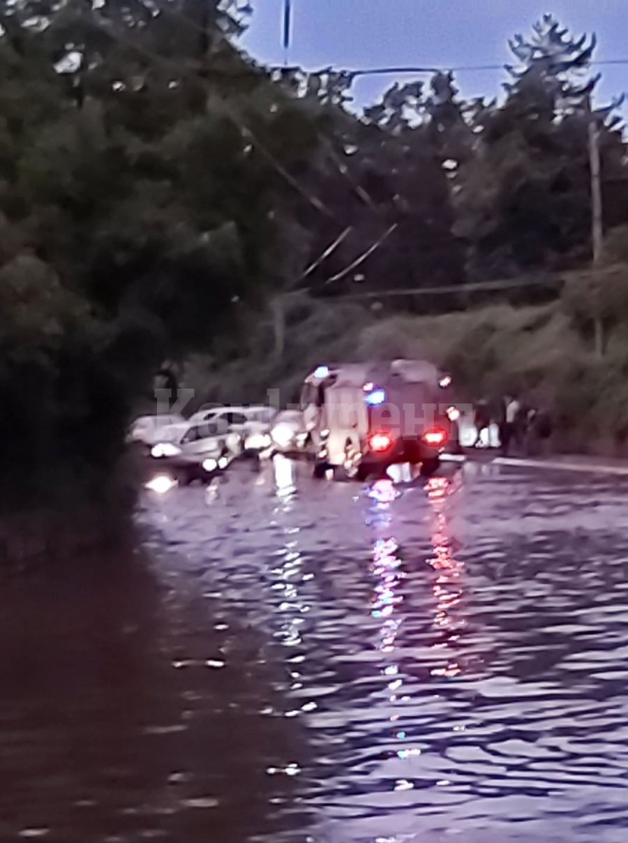 Враца е под вода! Кола с 4 момчета се оказа във водния капан СНИМКИ и ВИДЕО