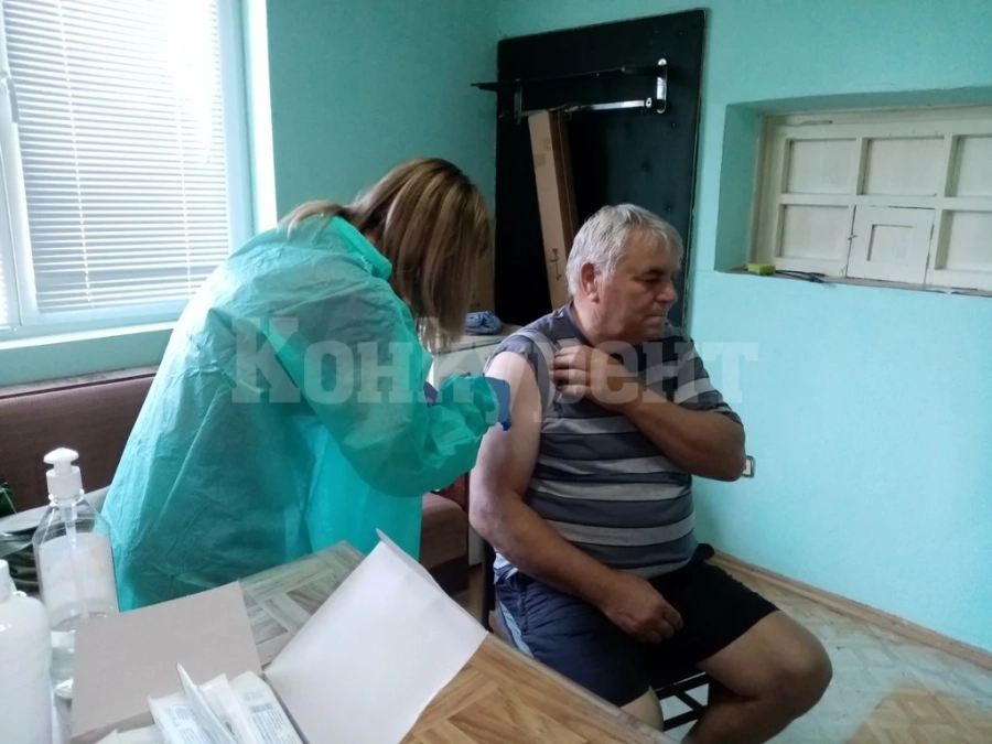 Ето как се прави! За час мобилен екип ваксинира 23 души в село Разград