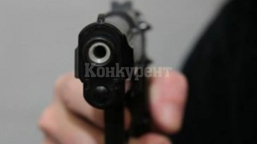 Мъж заплаши жена си и я простреля
